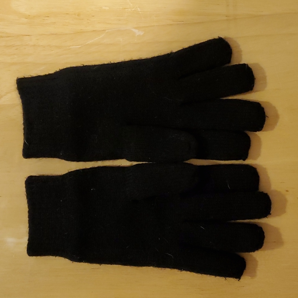 Thinsulate Thermal Insulation Isotoner Acrylic One Size Pair of Black Gloves